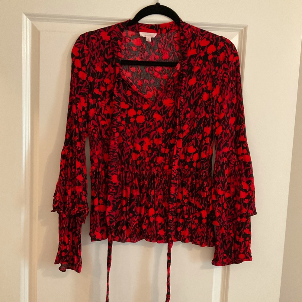 A LOVES A RED TOP